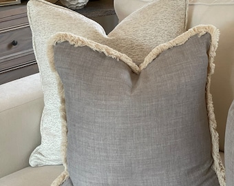 GRIS ALBA | Coussin campagnard moderne avec franges ou passepoil - oreiller gris clair - décoration minimaliste