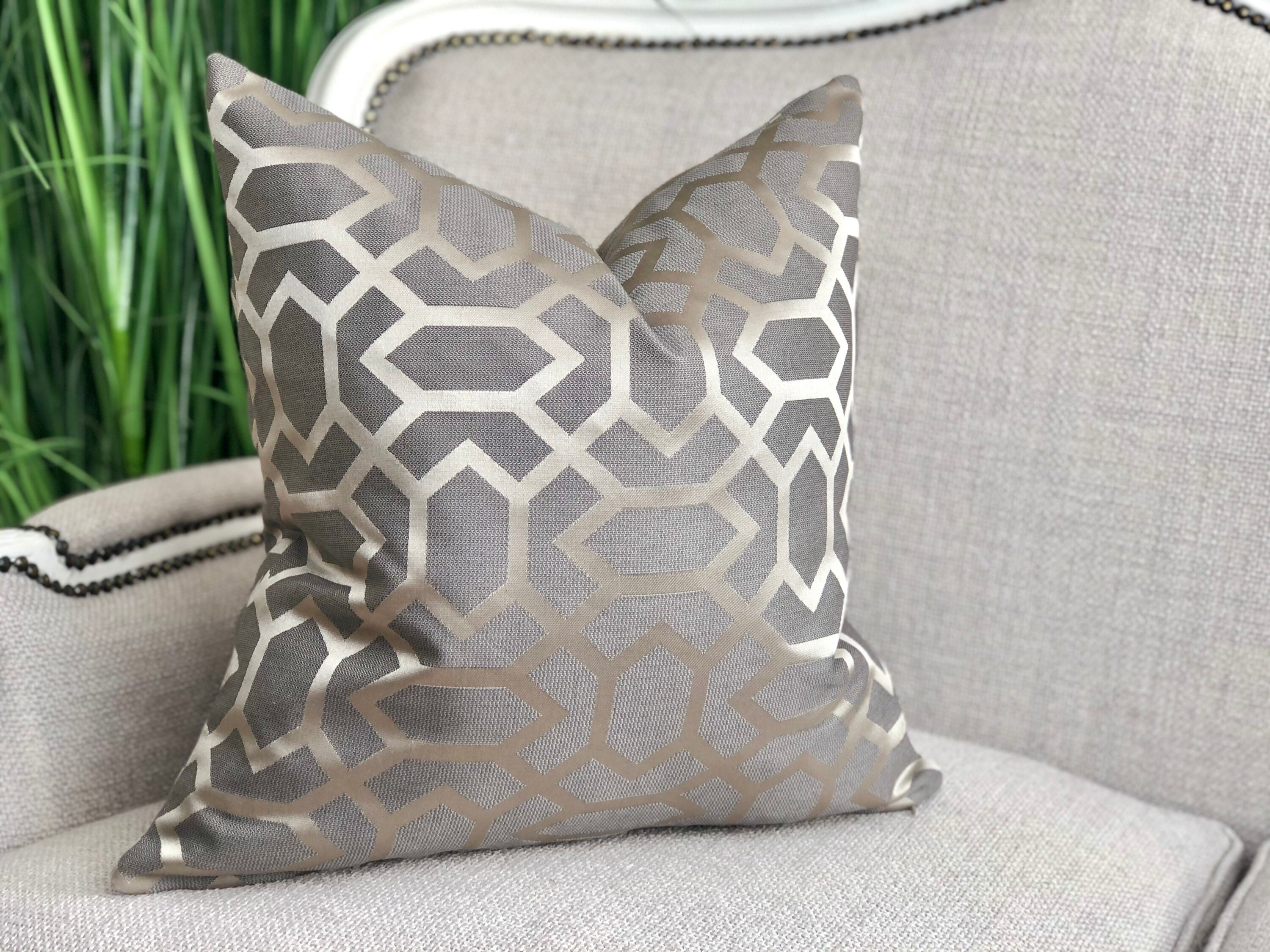 Grey Patterned Cushion atelieryuwa.ciao.jp