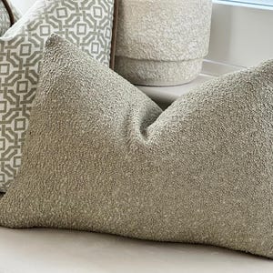 Housse de coussin bouclée vert sauge - Housse de coussin personnalisée