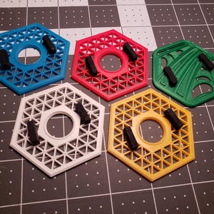 Présentoirs couleur Major Matt Mason X4, base de support Calisto X1 Nouveau pour 2024 ! Lot mixte (figurines non incluses)