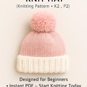 Könnte beinhalten: Ein gerippter Kinderstrickhut in Rosa und Creme mit einem flauschigen rosa Bommel. Das Bild zeigt eine Strickanleitung für einen Rippenmütze, entworfen für Anfänger. Der Text auf dem Bild lautet "Child's Ribbed Knit Hat" und "Designed for Beginners."