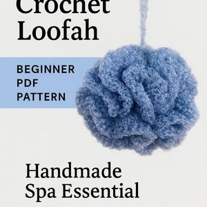 Peut inclure: Un luffa en crochet bleu fait à la main, un essentiel de spa, avec une forme texturée en forme de fleur. L'image comprend le texte "Crochet Loofah", "Beginner PDF Pattern" et "Handmade Spa Essential".