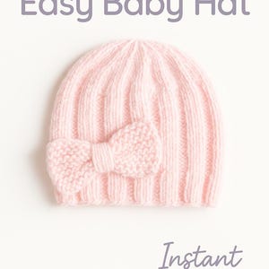 Può includere: Un cappello da neonato rosa chiaro lavorato a maglia con un fiocco. Il cappello ha coste verticali e un fiocco abbinato sul davanti. Il testo sull'immagine recita "PDF Pattern Easy Baby Hat" e "Instant Download".