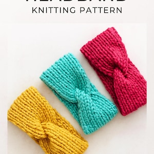 Peut inclure: Trois bandeaux tricotés jaunes, turquoise et fuchsia. Les bandeaux ont un design torsadé. Le texte "TWISTED HEADBAND KNITTING PATTERN" est en haut de l'image.