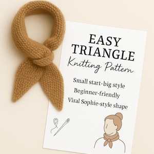 Può includere: Una sciarpa triangolare lavorata a maglia di colore marrone chiaro è mostrata accanto a una carta bianca. La carta recita "EASY TRIANGLE Knitting Pattern" con il testo: "Small start-big style, Beginner-friendly, Viral Sophie-style shape."