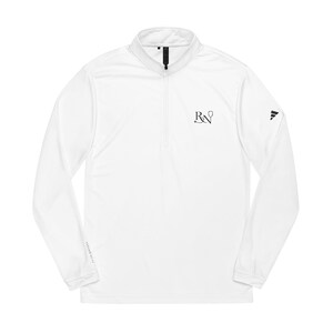 Puede incluir: Camiseta deportiva blanca de manga larga con cuello con cremallera de un cuarto. Presenta un pequeño logotipo negro en el pecho y un logotipo negro en la manga. La camiseta está hecha de un material ligero y transpirable.