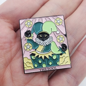 Épinglette de tarot chat – Épinglette ou broche en émail The Fool. Adorable épinglette gothique en forme de chat pour les amateurs d'occultisme et de diseuse de bonne aventure
