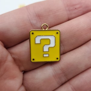 5 pcs, breloque boîte à questions, boîte mystère jaune Super Brothers, breloque pour jeu, 1 pièce