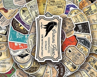 Op de afbeelding: Een set van 50 vintage-stijl Halloween-stickers met verschillende potion-etiketten met griezelige illustraties en tekst. De etiketten bevatten namen zoals "Crows Foot", "Deadly Nightshade", "Witches Brew" en "Polyjuice Pot".