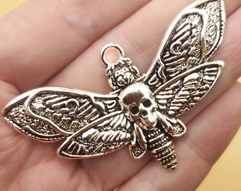 Dije de polilla con calavera gótica: pieza de joyería única (8,9 cm)