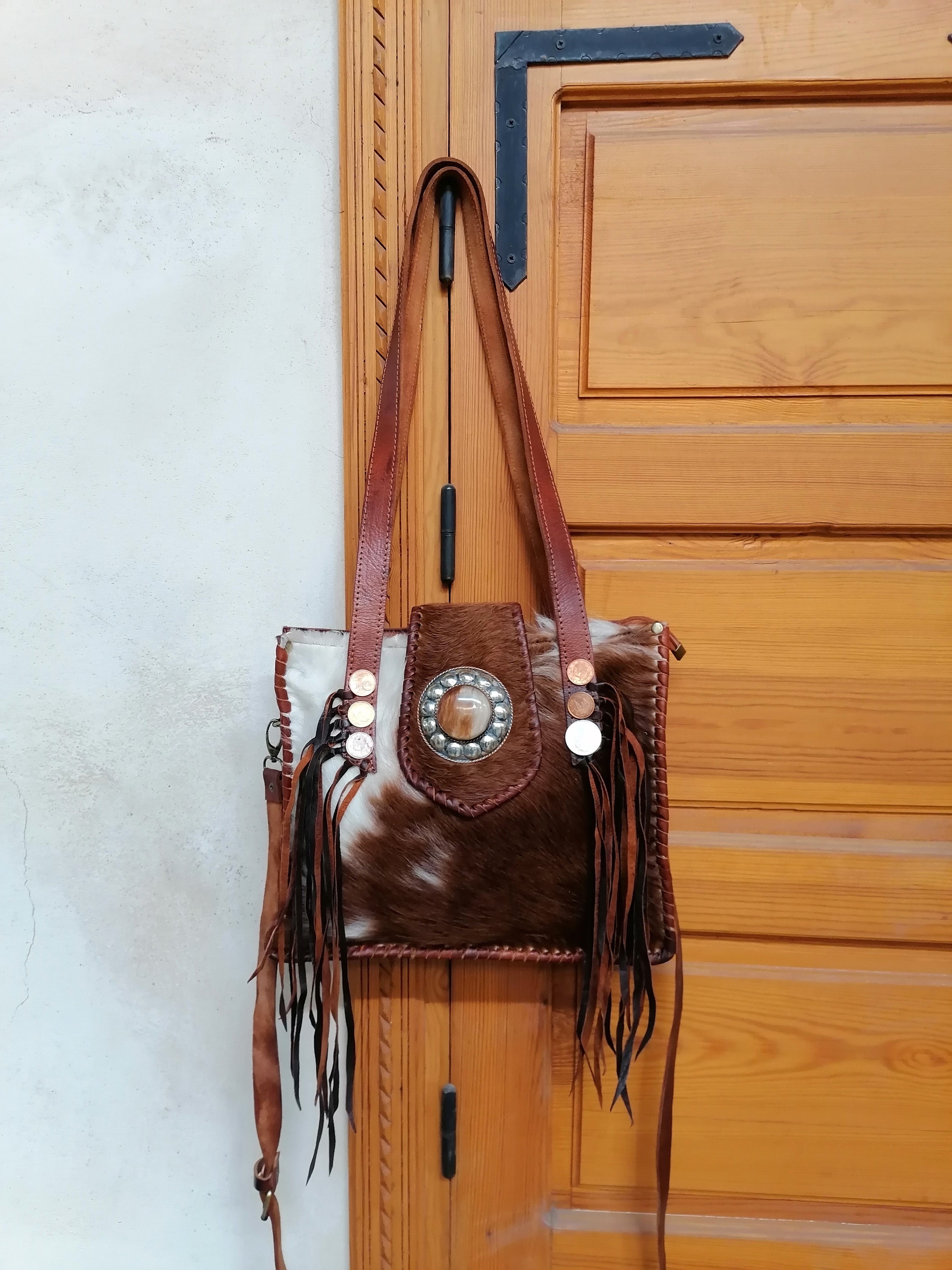 Sac Selle Western Showman 14745 – Cuir Brut Chocolat Avec Overlay Peau De Vache – 25x25x10 Cm