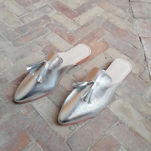 Moroccan slipper in genuine silver leather, Women's slipper in genuine gold leather, Handmade women's mules, Boho leather shoe