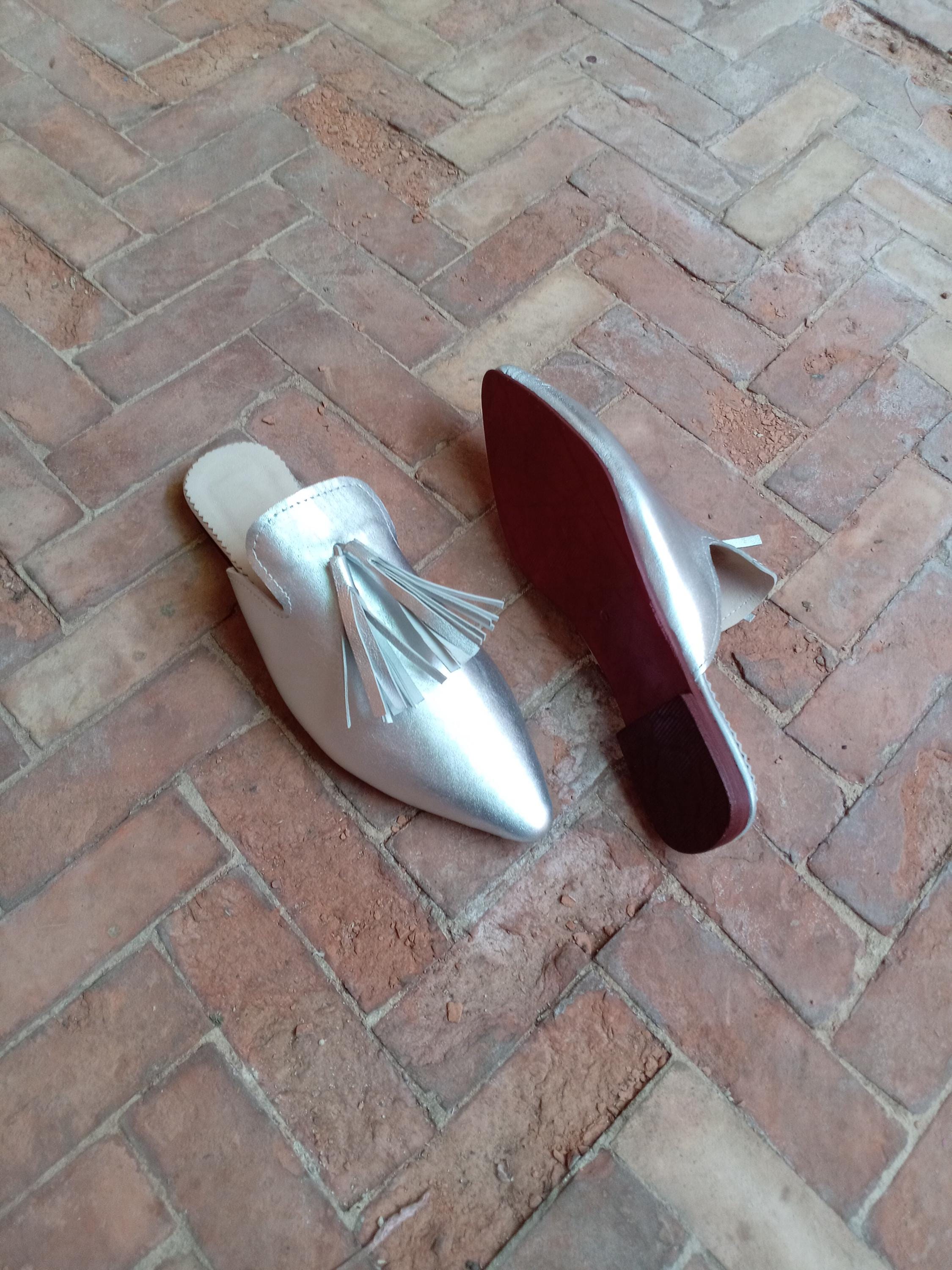 Moroccan babouche in genuine silver leather, Women's babouche in genuine gold leather, Handmade women's mules, Boho leather shoes