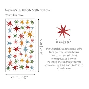 Puede incluir: Un conjunto de 40 pegatinas de pared con forma de estrella multicolor en rojo, verde, amarillo y azul. La hoja mide 42 cm por 72 cm. Cada estrella mide entre 7 y 10 cm. El conjunto cubre aproximadamente 1,5 a 2,5 metros cuadrados de pared.