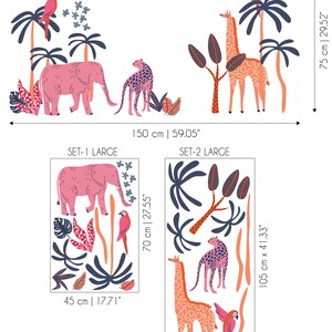 Op de afbeelding: Een grote set muurstickers met junglethema, voorzien van een roze olifant, een gevlekte luipaard, een giraf en papegaaien tussen palmbomen. De totale set meet 150 cm bij 75 cm, met individuele sets van 45 cm bij 70 cm en 45 cm bij 105 cm.