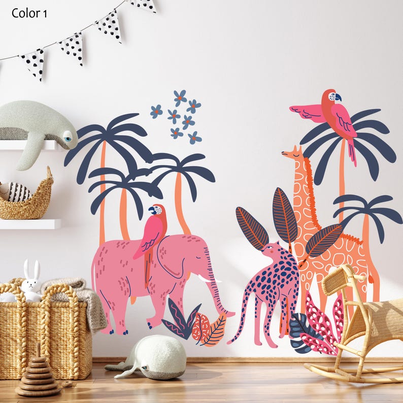 Op de afbeelding: Een muursticker set met een roze olifant, een giraffe, een luipaard en twee papegaaien tussen palmbomen en bloemen. Het ontwerp bevat donkerblauwe palmbladeren, oranje stammen en diverse tropische planten in roze en blauwe tinten.