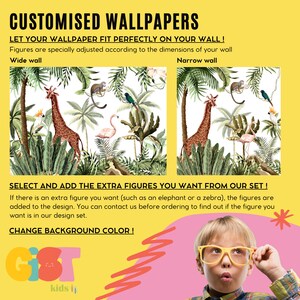 Puede incluir: Dise&ntilde;o de papel pintado personalizado con una escena de jungla que presenta jirafas, monos y flamencos. El texto dice: "&iexcl;Deja que tu papel pintado se ajuste perfectamente a tu pared!" y "&iexcl;Cambia el color de fondo!" El dise&ntilde;o es ajustable.