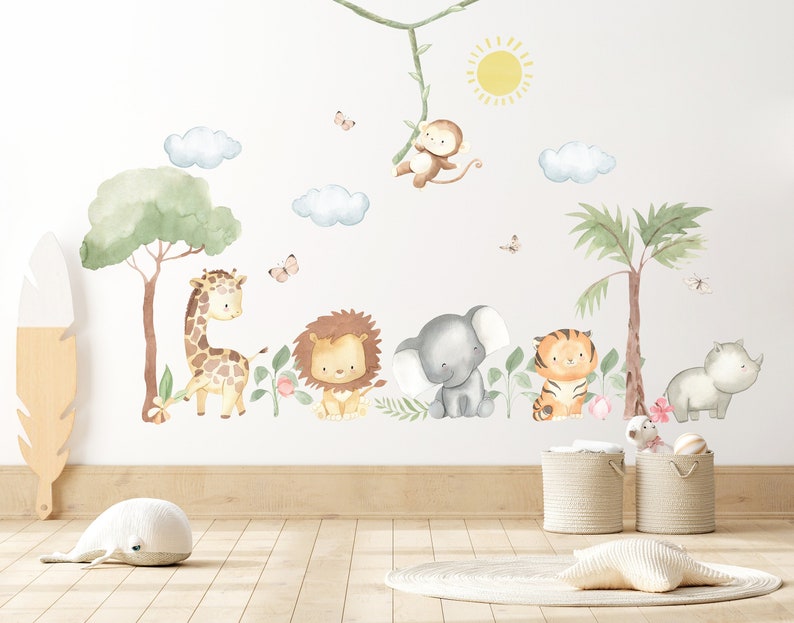 Puede incluir: Un conjunto de calcoman&iacute;as de animales de acuarela para pared que incluyen una jirafa, un le&oacute;n, un elefante, un tigre y un rinoceronte. Las calcoman&iacute;as son perfectas para una guarder&iacute;a o una habitaci&oacute;n infantil y crean un tema de jungla caprichoso.