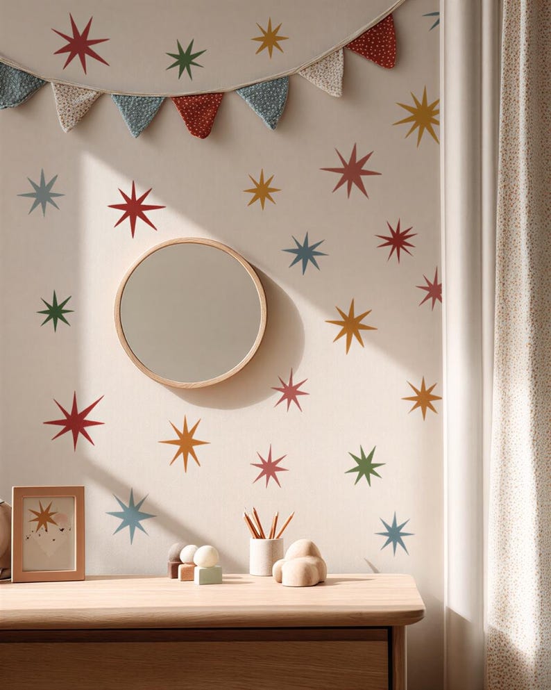 Puede incluir: Una pared decorada con pegatinas en forma de estrella de varios colores en tonos rojo, azul, verde y amarillo. Un espejo redondo con marco de madera est&aacute; montado en la pared sobre un escritorio de madera. Un bander&iacute;n de tela cuelga en la parte superior.
