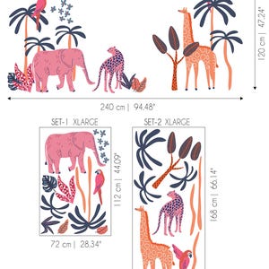 Op de afbeelding: Een set muurstickers met junglethema, voorzien van een roze olifant, een gevlekte luipaard, een giraf en papegaaien tussen palmbomen. De XLARGE-maat is 240 cm bij 120 cm. SET-1 is 72 cm bij 112 cm en SET-2 is 72 cm bij 168 cm groot.