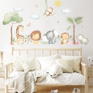 Puede incluir: Un conjunto de pegatinas de pared de animales de acuarela que incluyen una jirafa, un le&oacute;n, un elefante, un tigre, un rinoceronte, un mono y una palmera. Las pegatinas son perfectas para una guarder&iacute;a o una habitaci&oacute;n infantil.
