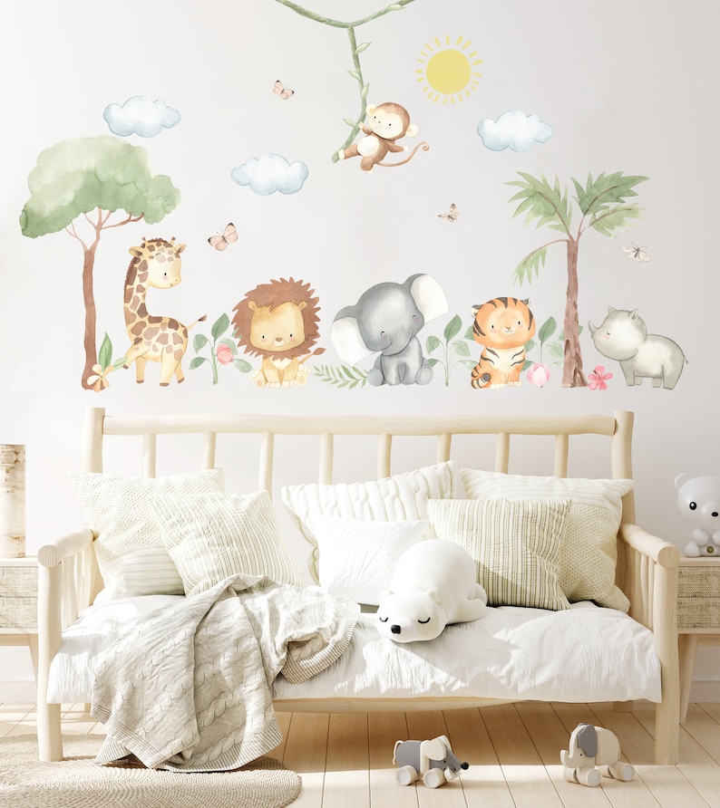 Puede incluir: Un conjunto de pegatinas de pared de animales de acuarela que incluyen una jirafa, un le&oacute;n, un elefante, un tigre, un rinoceronte, un mono y una palmera. Las pegatinas son perfectas para una guarder&iacute;a o una habitaci&oacute;n infantil.