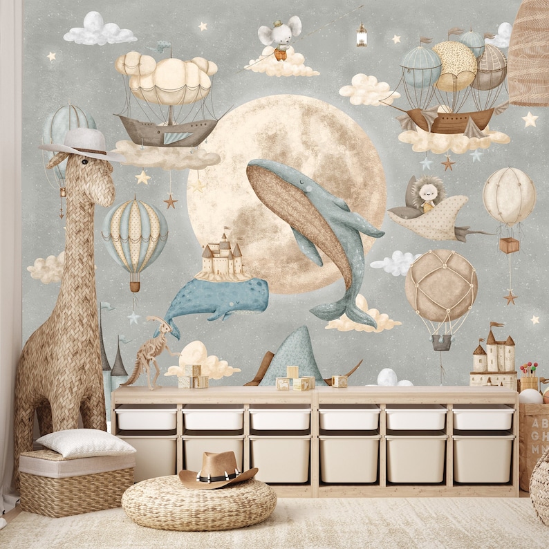 Puede incluir: Un mural de pared de guarder&iacute;a caprichoso con una jirafa, globos aerost&aacute;ticos, una ballena y un castillo. El dise&ntilde;o incluye una gran luna, nubes y estrellas, creando una escena de ensue&ntilde;o. La paleta de colores es suave, con azules, marrones y cremas apagados.