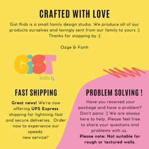 Op de afbeelding: Een gele informatieve afbeelding met roze accenten met de tekst CRAFTED WITH LOVE, Gist Kids, FAST SHIPPING en PROBLEM SOLVING. Het ontwerp bevat een kleurrijk logo met een lachend gezicht en instructies met betrekking tot muurtoepassing.