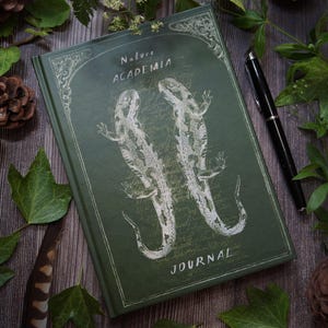 Green Academia donkergroen stippenraster notitieboek | A5 | voor journaling | 128 pagina's op gerecycled papier met lint als bladwijzer