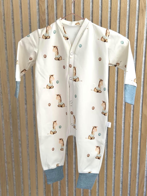 mitwachsender Baby BIO-Baumwoll Einteiler, Schlafanzug, Pyjama, Strampler im zeitlosen Giraffen Design - exklusiv nur noch Größe 74