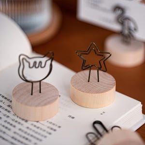 Houten clipstandaard voor kaarthouder – Massief houten basis met metalen klem voor notities, foto's en naamkaartjes – Minimalistische desktopdisplay