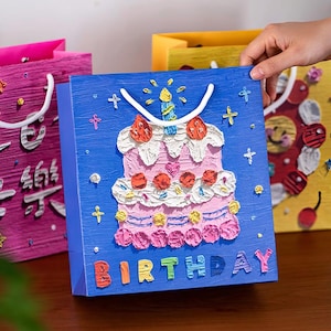 Verjaardagscadeauzakje: taartolieverfontwerp, wit kaartpapier, bedankzakje voor kinderfeestje met handgrepen