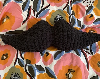 Peluche cuscino baffi all'uncinetto