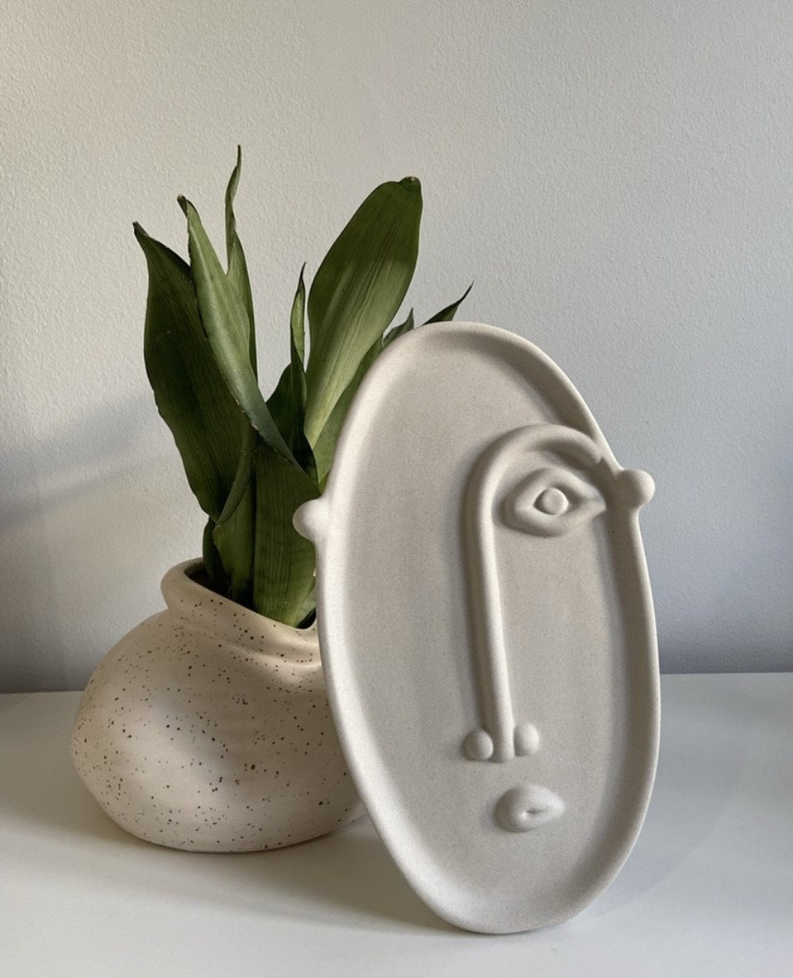 Jarrón con Caras: Una Obra de Arte para tu Hogar