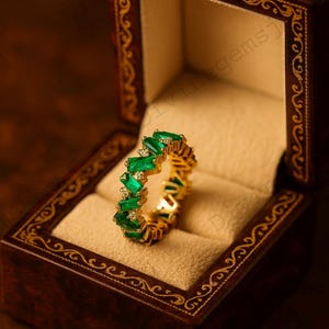 Baguette Cut Emerald Wedding Band 18k Gold Vintage Delicate Ring Green Gemstone Band Full Eternity Matching Band May Birthstone Gift For Mom
