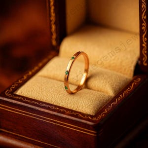 Aliança de eternidade delicada com esmeraldas, anel de casamento com esmeralda, anel com pedra de nascimento de maio, aliança de joias empilháveis com esmeraldas, anel para presente de Dia das Mães à distância