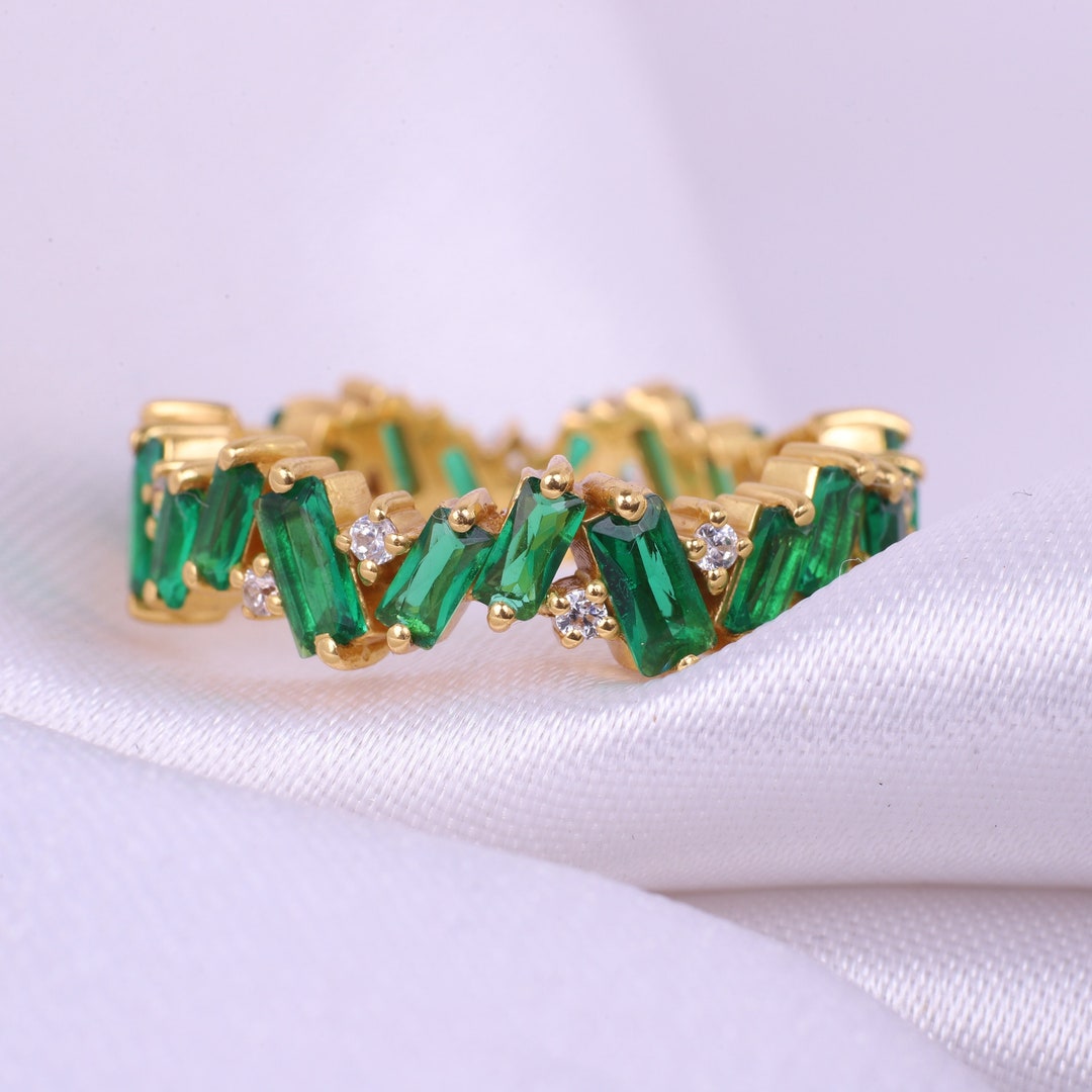 Baguette Cut Emerald Wedding Band 18k Gold Vintage Delicate Ring Green ...