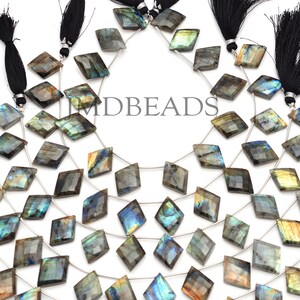 Puede incluir: Una hebra de cuentas de piedra preciosa de labradorita iridiscente en forma cuadrada facetada. Las cuentas están enhebradas en un alambre de plata y tienen un acabado natural y pulido. La hebra mide aproximadamente 45 cm de largo y es perfecta para hacer joyas.