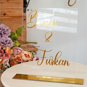 Personalized Acrylic Wedding Sign – Minimalist Couple Name Sign, Clear Glass Look Table Decor