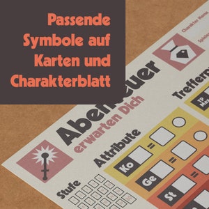 Pu&ograve; includere: Un foglio di personaggio marrone e giallo con il testo "Abenteuer erwarten Dich" (L'avventura ti aspetta) e "Attribute" (Attributi). Il foglio include spazi per il nome del personaggio, il livello, i punti ferita e altri attributi.