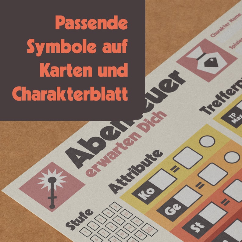 Pu&ograve; includere: Un foglio di personaggio marrone e giallo con il testo "Abenteuer erwarten Dich" (L'avventura ti aspetta) e "Attribute" (Attributi). Il foglio include spazi per il nome del personaggio, il livello, i punti ferita e altri attributi.
