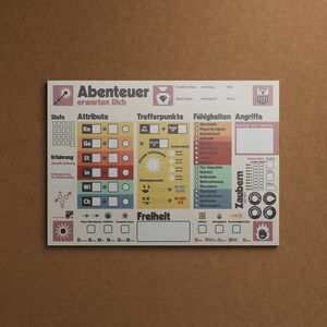 Pu&ograve; includere: Un foglio di personaggio stampabile per un gioco di ruolo da tavolo. Il foglio &egrave; progettato per gli avventurieri e include sezioni per attributi, punti ferita, abilit&agrave;, attacchi e incantesimi. Il foglio &egrave; in stile vintage con uno sfondo marrone e accenti colorati.