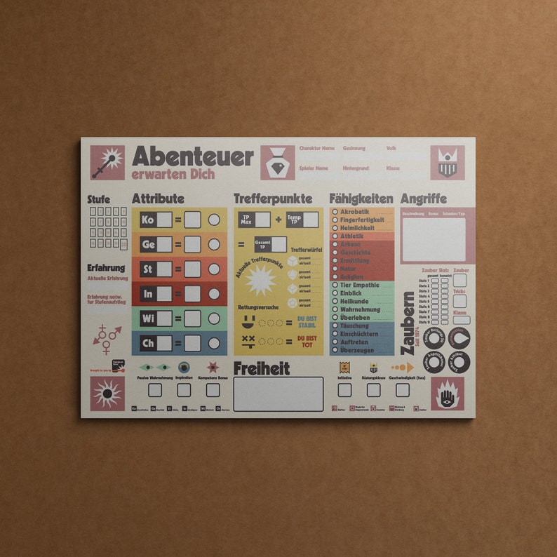 Pu&ograve; includere: Un foglio di personaggio stampabile per un gioco di ruolo da tavolo. Il foglio &egrave; progettato per gli avventurieri e include sezioni per attributi, punti ferita, abilit&agrave;, attacchi e incantesimi. Il foglio &egrave; in stile vintage con uno sfondo marrone e accenti colorati.