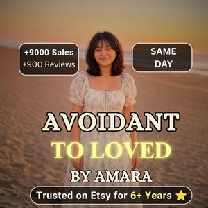 Op de afbeelding: Een persoon draagt een witte jurk met een blauw bloemenpatroon, korte pofmouwen en een vierkante halslijn. De tekstoverlays bevatten +9000 Sales, +900 Reviews, SAME DAY, AVOIDANT TO LOVED BY AMARA en Trusted on Etsy for 6+ Years.