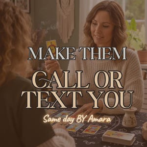 Op de afbeelding: Een tarotkaartlezing met de tekst "MAKE THEM CALL OR TEXT YOU". De zin "Same day BY Amara" is ook zichtbaar. De scène toont kaarsen, kaarten en twee personen.