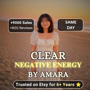 Può includere: Una persona che indossa un abito bianco con motivo floreale blu. Le sovrapposizioni di testo includono +9000 Sales, +900 Reviews, SAME DAY, CLEAR NEGATIVE ENERGY BY AMARA e Trusted on Etsy for 6+ Years con un'icona a stella gialla su sfondo spiaggia.