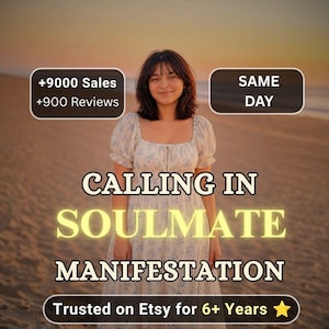 Peut inclure: Une robe de couleur claire avec un motif floral bleu délicat, dotée de manches courtes bouffantes et d'une encolure carrée. Les textes superposés incluent +9000 Sales, +900 Reviews, SAME DAY, CALLING IN SOULMATE MANIFESTATION et Trusted on Etsy for 6+ Years.