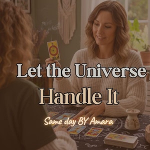Könnte beinhalten: Eine Frau hält eine Tarotkarte mit einem Raddesign, mit dem Text "Let the Universe Handle It" in einem Raum mit Kerzen und einem Tisch. Der Satz "Same day BY Amara" ist ebenfalls sichtbar.