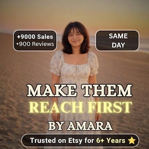 Puede incluir: Una persona con un vestido blanco con estampado floral azul. Los textos superpuestos dicen: +9000 Sales, +900 Reviews, SAME DAY, MAKE THEM REACH FIRST BY AMARA y Trusted on Etsy for 6+ Years. El fondo muestra una playa al atardecer.