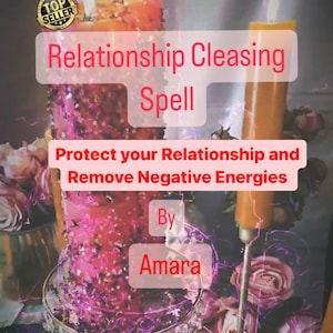 Op de afbeelding: Een roze en oranje kaars met een gouden bovenkant en een label met de tekst "Relationship Cleansing Spell Protect your Relationship and Remove Negative Energies By Amara". De kaars staat op een zilveren dienblad met een bloemmotief.